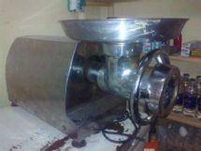 Meti� la mano en una picadora de carne y sufri� graves lesiones
