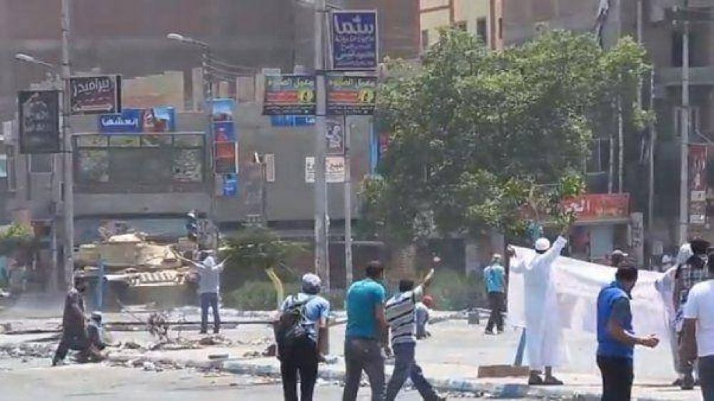 En Egipto fusilaron sin piedad a un manifestante en plena calle