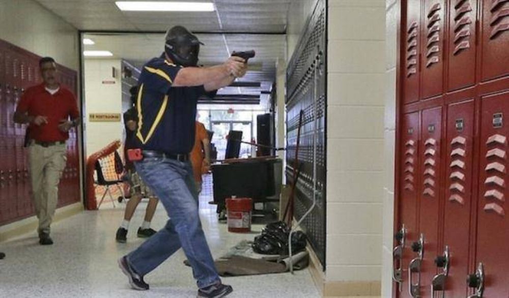Estados Unidos: permiten a 20 maestros y empleados portar armas en la escuela