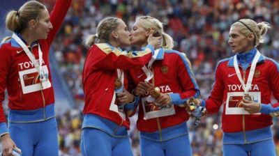Atletas rusas desafiaron a Putin con un beso