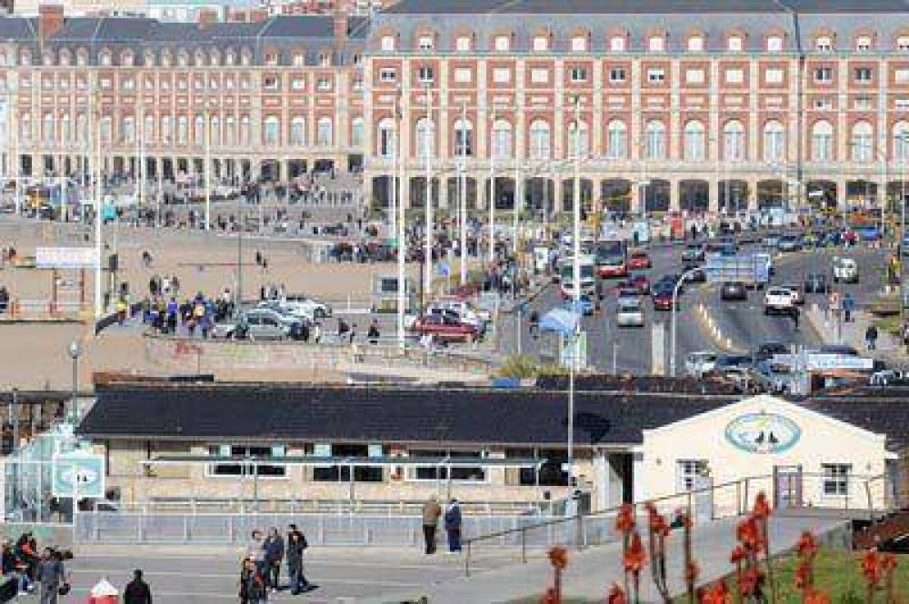El sol invit� al paseo al aire libre y miles de turistas disfrutaron