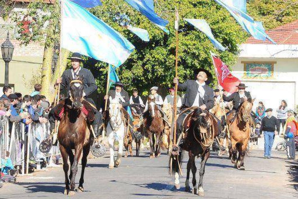Con un desfile se homenaje� al General San Mart�n en Don Torcuato