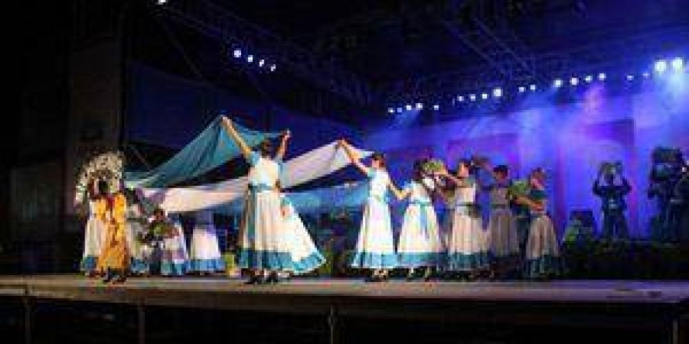 Villafa�e contando en el cierre del festival con la actuaci�n del �Chaque�o� Palavecino