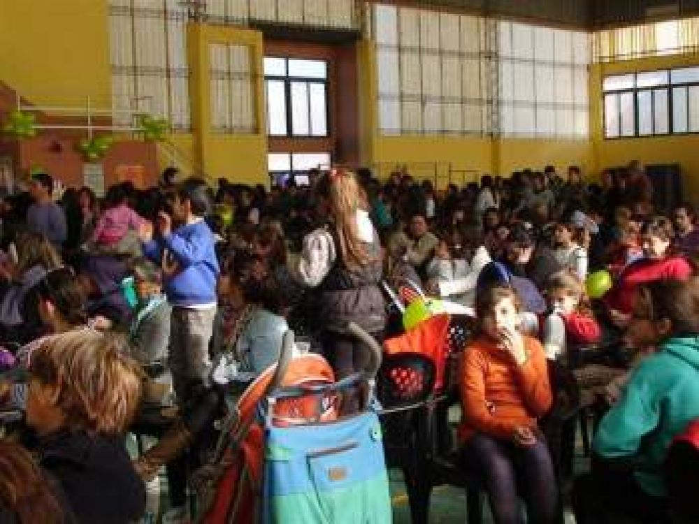 Los m�s peque�os festejaron el D�a del Ni�o en el Polideportivo Municipal