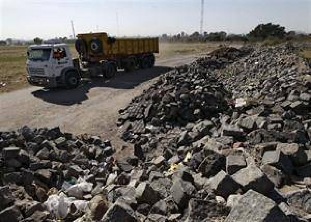 Por falta de control oficial, roban y venden adoquines porte�os