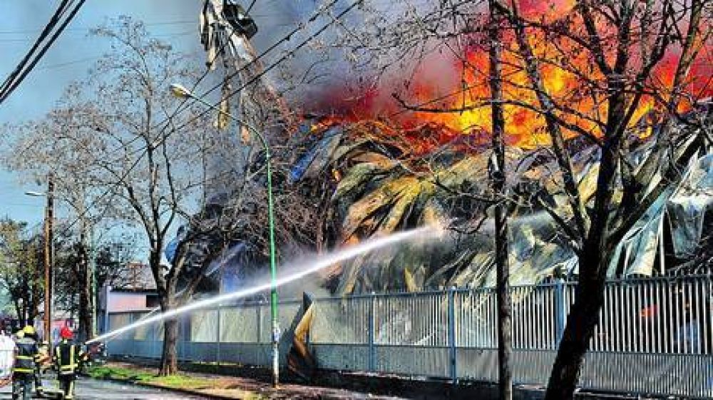 El fuego destruy� una f�brica de embutidos