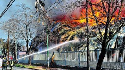 El fuego destruy� una f�brica de embutidos
