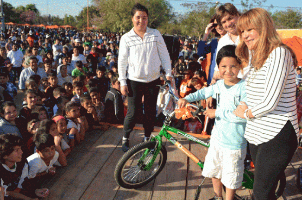 A�da agasaj� a una multitud de chicos que se divirtieron y recibieron regalos