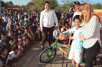 A�da agasaj� a una multitud de chicos que se divirtieron y recibieron regalos