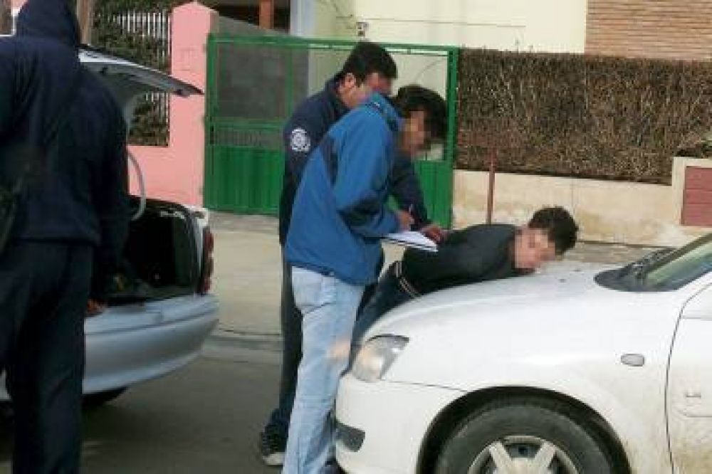 Ven�a de Sarmiento y lo detuvo la Brigada con un arma de fuego �de guerra�