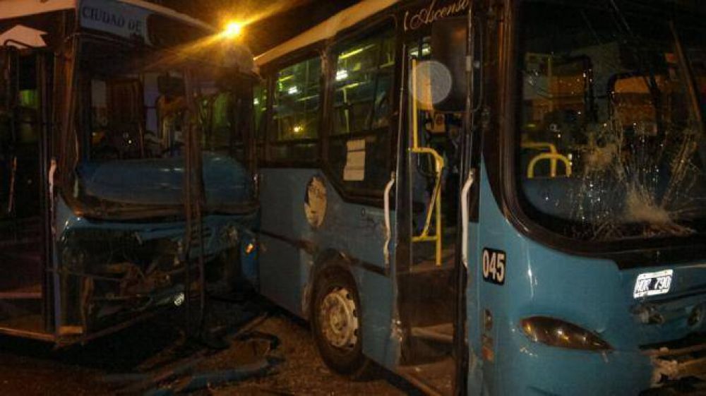 Un peat�n grave por el choque de dos colectivos en el centro