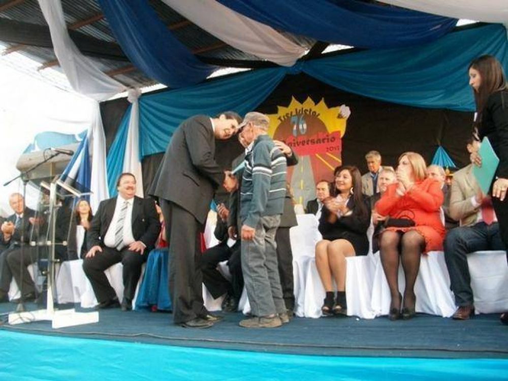 Autoridades provinciales y municipales encabezaron el acto central por el 76� aniversario de Tres Isletas
