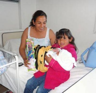 El hospital Urquiza y la Municipalidad entregaron juguetes a ni�os internados