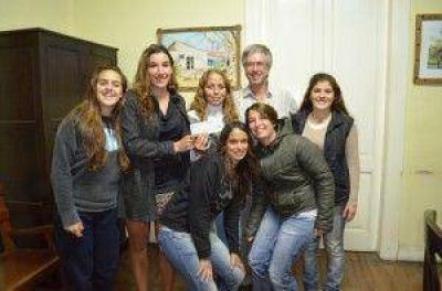 Armend�riz entreg� subsidio al equipo de F�tbol Femenino de Saladillo
