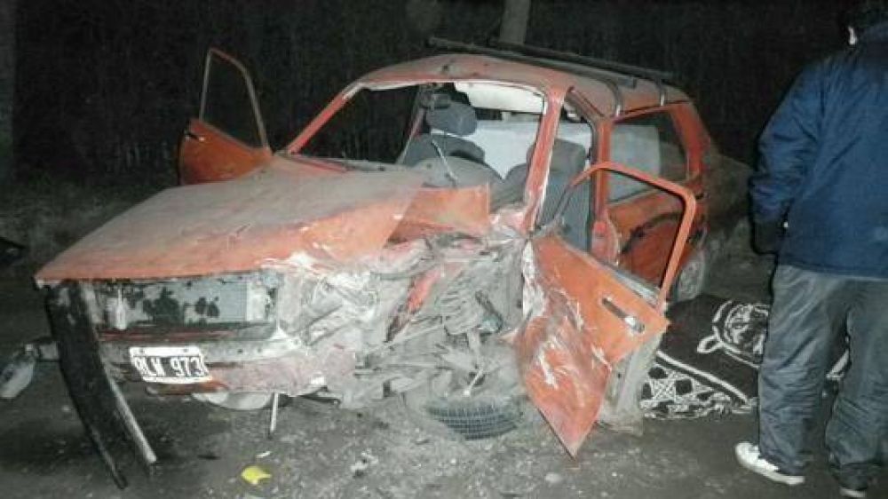Tremendo impacto entre dos autos durante la madrugada