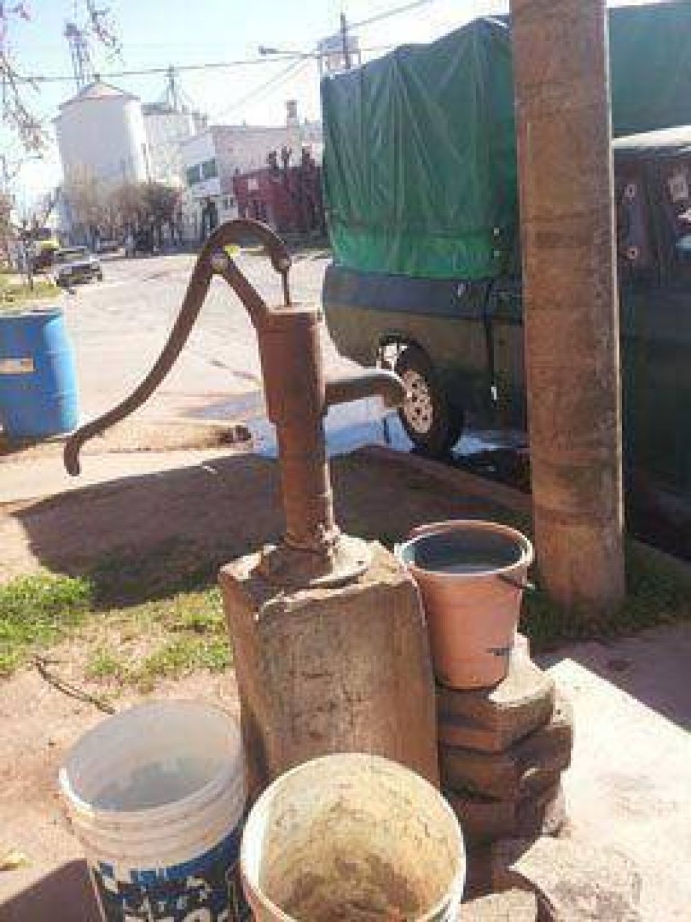 Por la falta de agua, los vecinos colocaron una bomba	