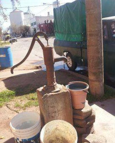 Por la falta de agua, los vecinos colocaron una bomba	