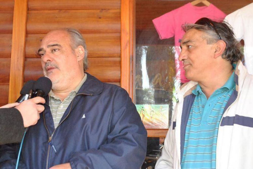 Colombi asisti� a la largada de lanchas de la Fiesta Nacional de la Pesca del Dorado