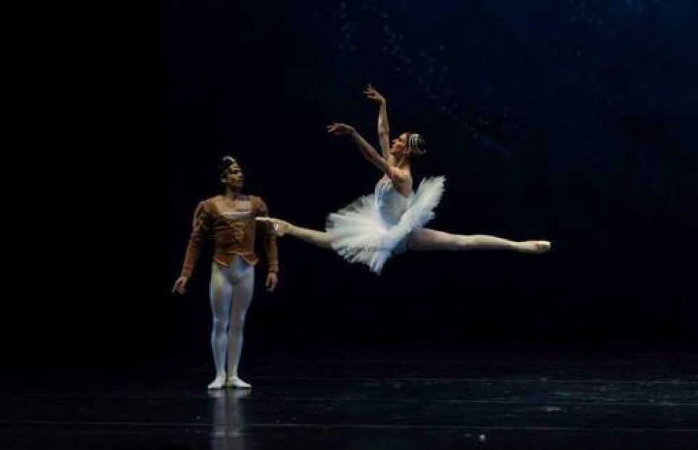 La Bayadera ovacionada entre la magia de los bailarines consagrados y el talento local