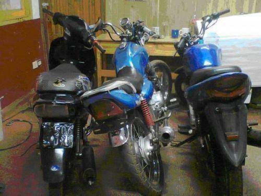 Recuperaron tres motos robadas en distintos barrios