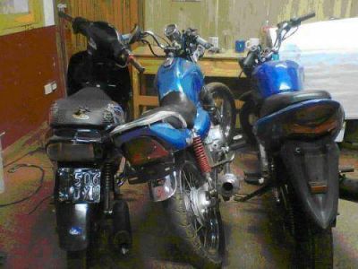 Recuperaron tres motos robadas en distintos barrios