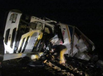 Un camionero qued� atrapado luego de volcar con su cami�n en la ruta N� 3