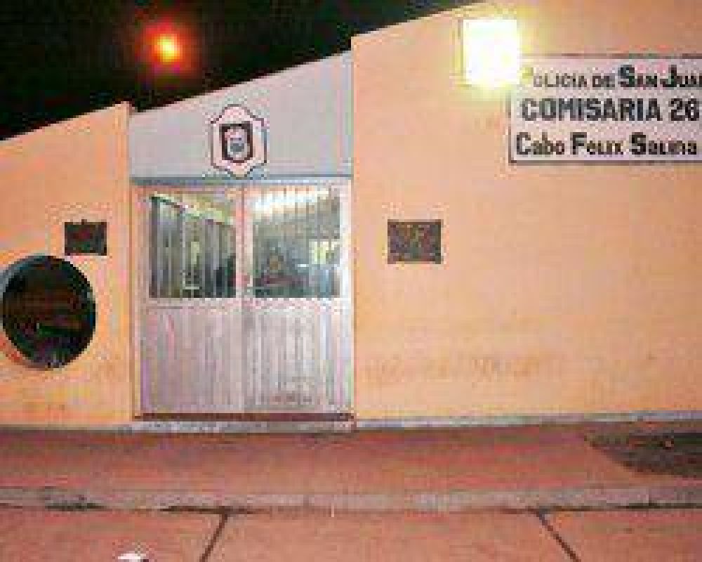 Fue a buscar un pasajero y le robaron el remis