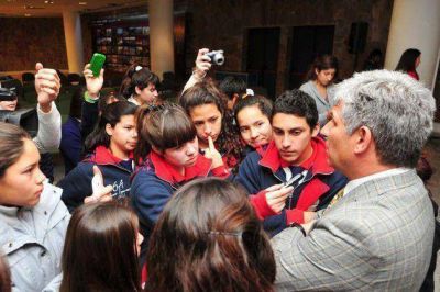 Premian con una Tablet a los Reporteros Escolares Digitales