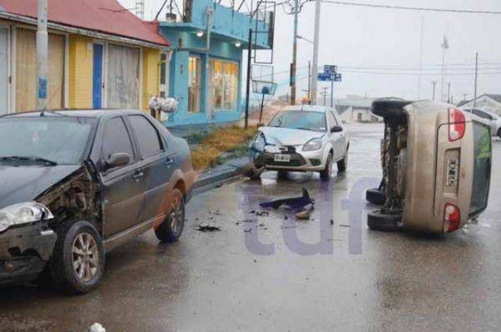 Alcoholizado y sin licencia, volc� y choc� a dos autos estacionados