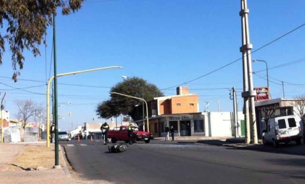 Una joven embarazada permanece internada por accidentarse en una moto