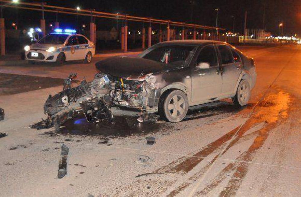 Dos personas hospitalizadas en un violento choque