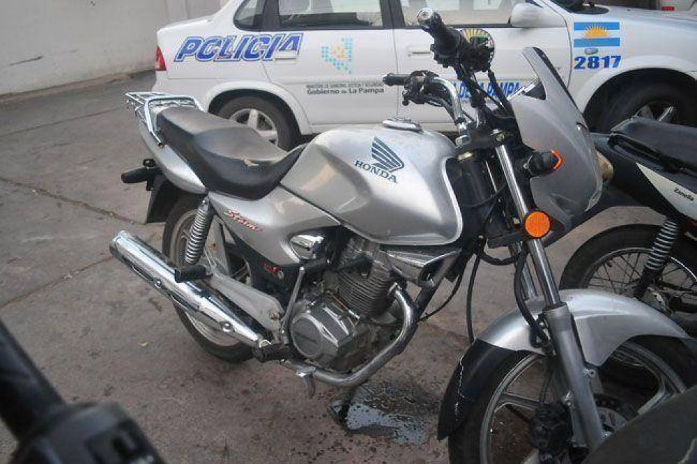 Joven en grave estado tras caer de su moto
