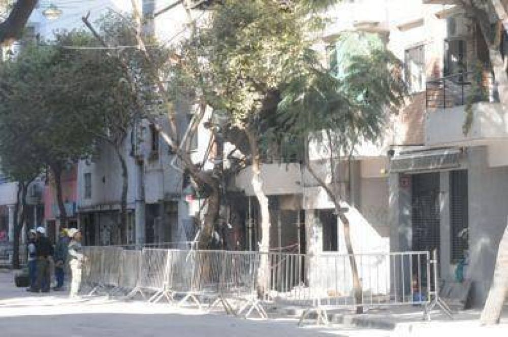 La calle debe seguir un tiempo cerrada