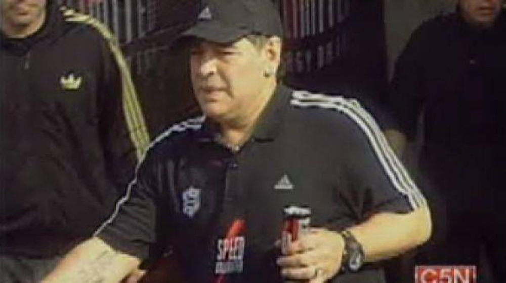 Maradona lleg� a Soldati para motivar al plantel de Riestra Tweet