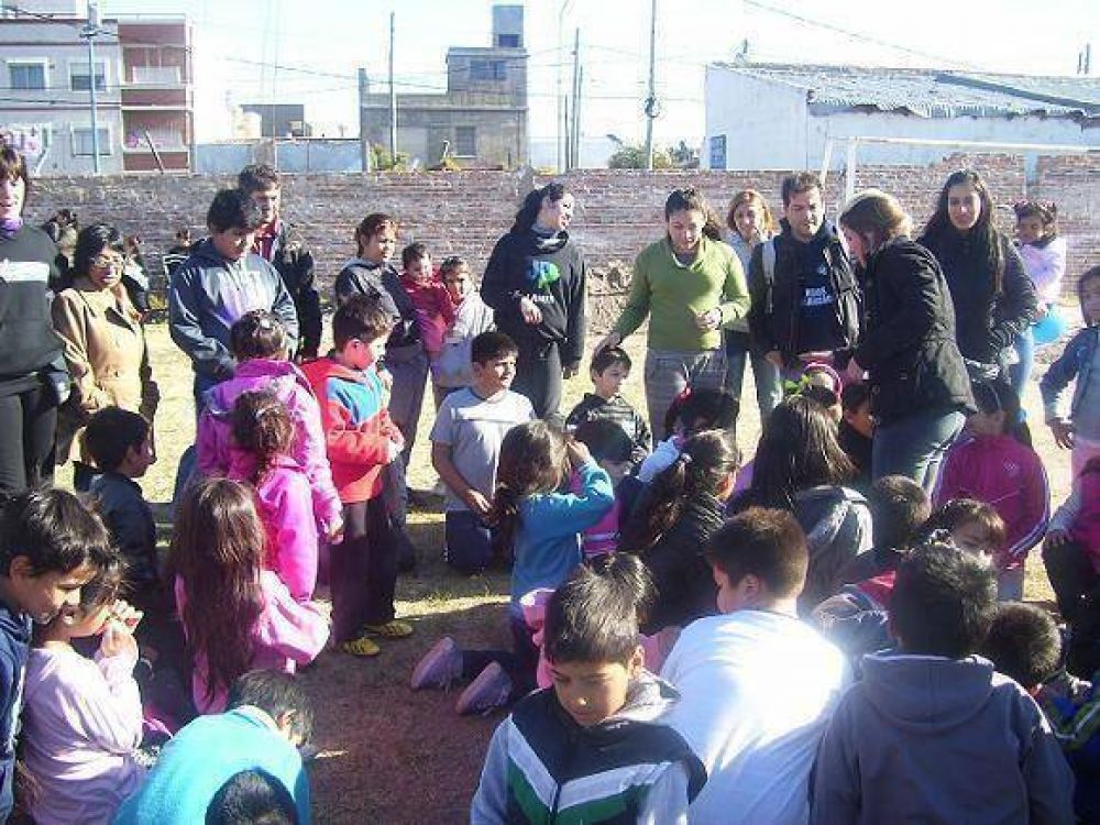"LA CAMPORA" LANUS LE FESTEJO EL DIA DEL NI�O A MAS DE 130 CHICOS