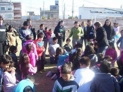 "LA CAMPORA" LANUS LE FESTEJO EL DIA DEL NI�O A MAS DE 130 CHICOS