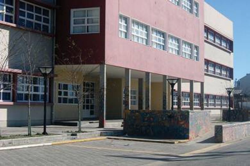Se llevan costoso equipamiento en saqueo a edificio donde funcionan dos escuelas