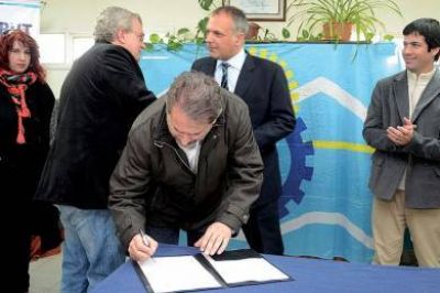 Firman contrato para construir 30 nuevas viviendas en esta ciudad