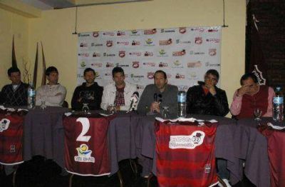 Defensores empat� en el debut