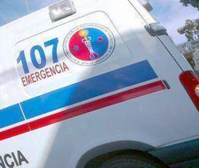 Accidente involucra a moto con tres ocupantes  