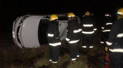 Una familia sufri� un accidente al volcar con su auto en ruta 30 