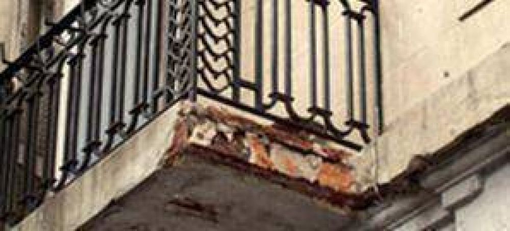 El fantasma del derrumbe: Se cay� un balc�n y dos personas resultaron heridas