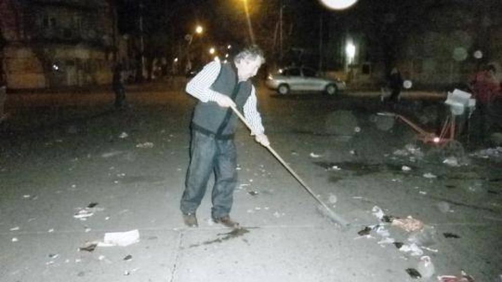 Despu�s de los festejos�el Intendente barri� las calles