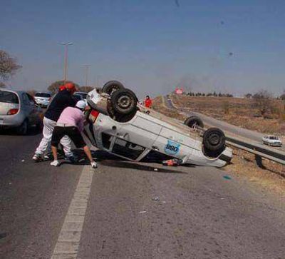 Mujer y ni�a resultan lesionadas en un vuelco en Ruta 66