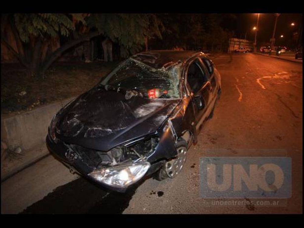 Un auto choc� contra una columna y volc� en avenida Almafuerte