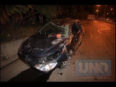 Un auto choc� contra una columna y volc� en avenida Almafuerte