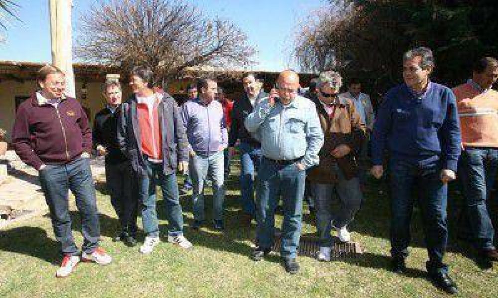 P�rez y los intendentes esperan se�ales de la Naci�n para mejorar la campa�a