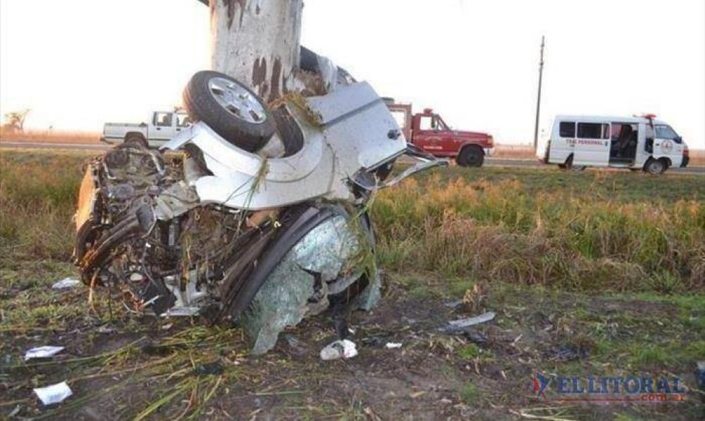 En un espectacular vuelco en Saladas, un autom�vil se estrell� contra un �rbol