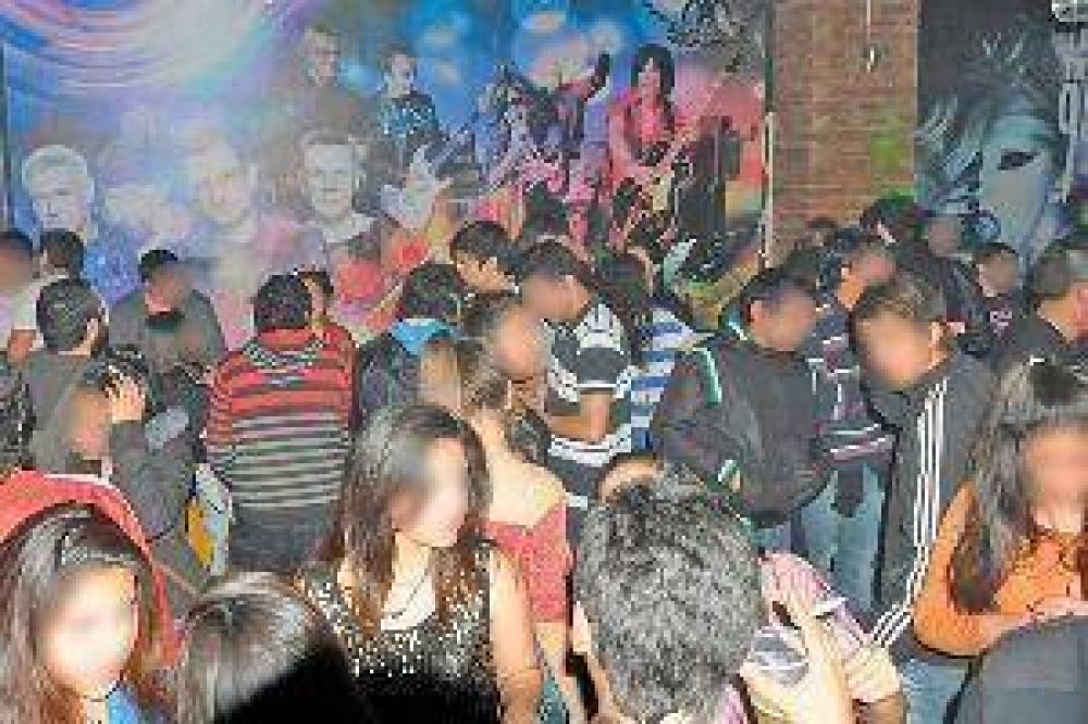 Imponen tope horario a bares y pubs, mientras vecinos piden m�s controles