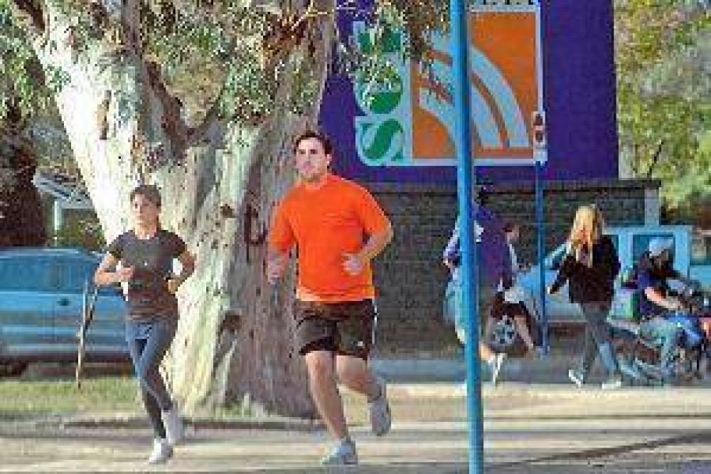 El intenso calor tom� por sorpresa a los santiague�os con 30,8�